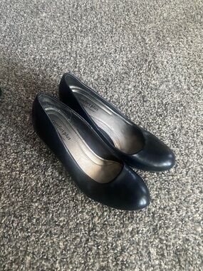 comfort plus by Predictions Black Rounded-Toe Women’s Pumps